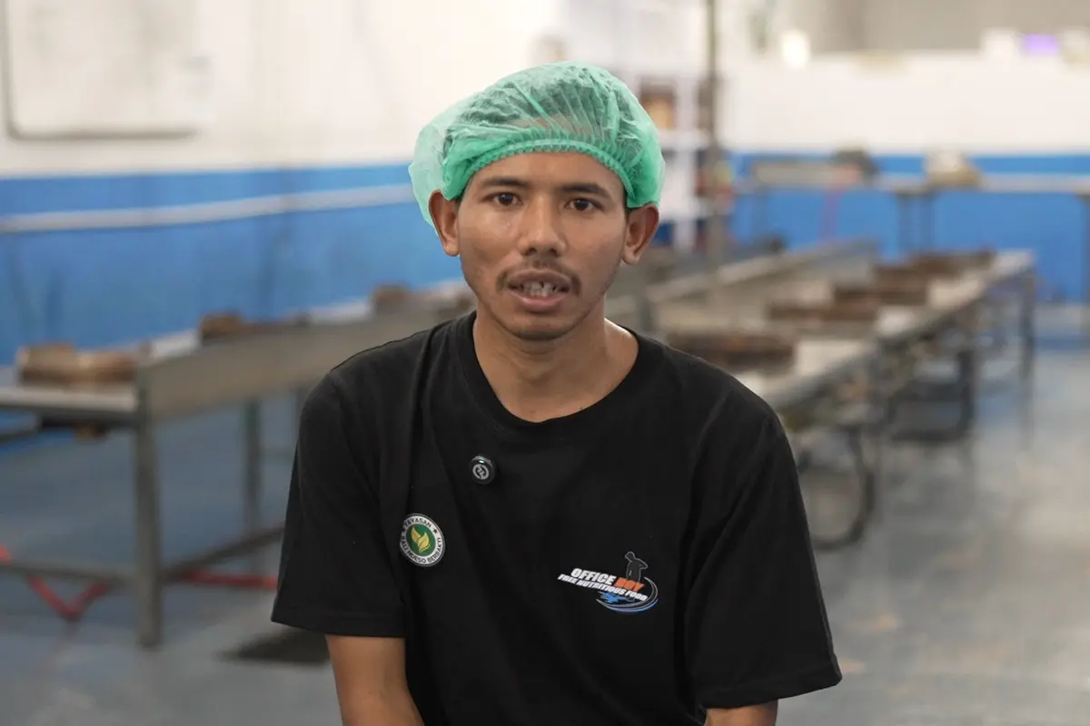 Lewat dapur MBG, Budi yang difabel akhirnya dapat pekerjaan. Kisahnya jadi bukti kesempatan bisa hadir bagi siapa saja. (Foto: Ist)