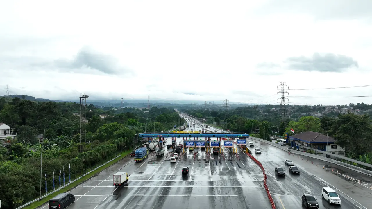 PT Jasamarga Metropolitan Tollroad Regional Division mencatat lonjakan volume lalu lintas dari Jakarta menuju kawasan wisata Puncak Bogor, melalui Gerbang Tol (GT) Ciawi 1 jelang libur Imlek. (Foto: Jasa Marga)