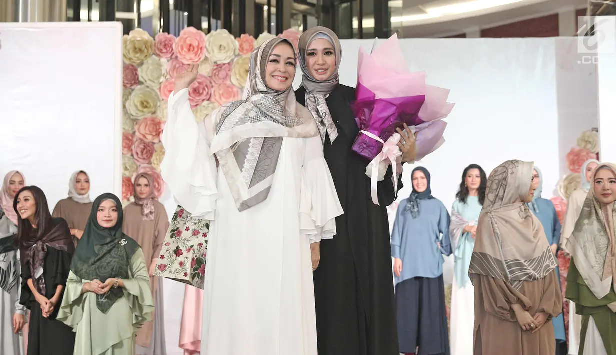 Aktris Laudya Cynthia Bella bersama Chintami Atmanagara saat launching hijab Lacelove by Laudya Cynthia Bella di kawasan Sudirman, Jakarta, Selasa (31/10). Bella memamerkan rancangannya sebanyak 22 hijab. (Liputan6.com/Herman Zakharia)