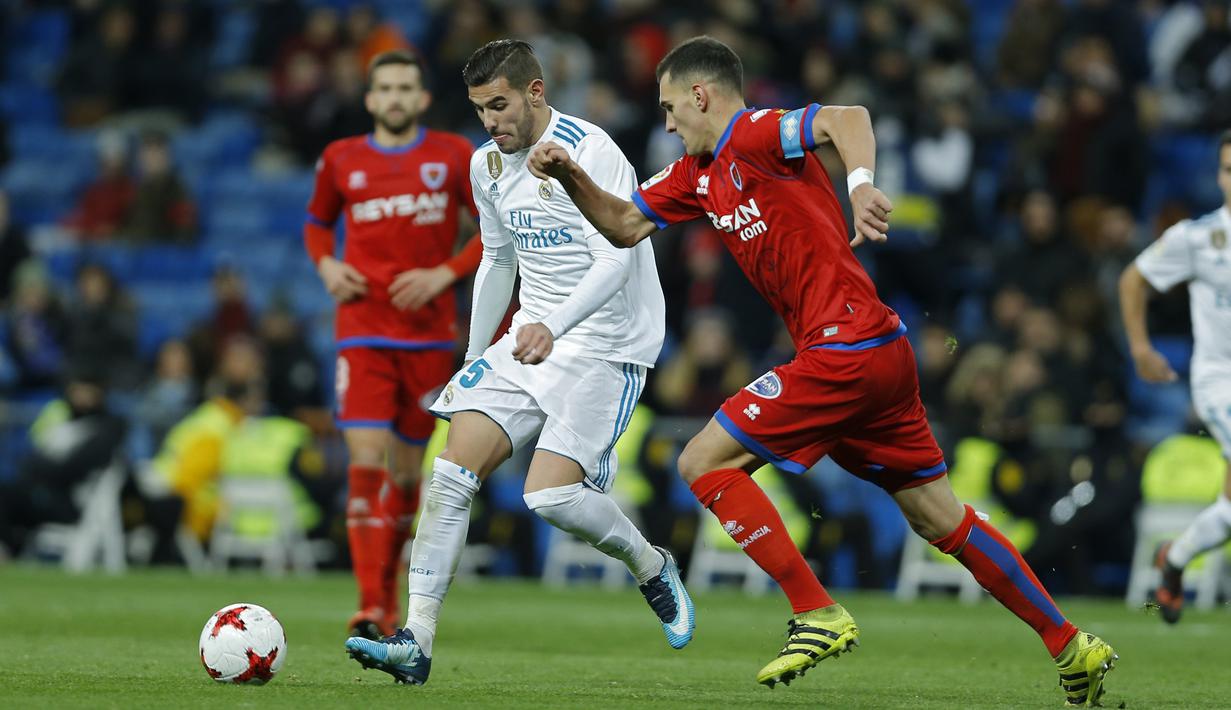 Pemain Real Madrid, Theo (kiri) berusha melewati adangan pemain Numancia, Dani Calvo pada laga Copa Del Rey di Santiago Bernabeu stadium, Madrid, (10/01/2018). Real Madrid unggul agregat 5-2 atas Numancia. (AP/Francisco Seco)