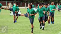 M Rafid Habibie (tengah) saat mengikuti latihan seleksi Timnas Indonesia U-19 di Lapangan Atang Sutresna, Jakarta, Kamis (6/4). 14 pemain yang pernah berlaga di luar negeri mengikuti seleksi masuk Timnas Indonesia U-19. (Liputan6.com/Helmi Fithriansyah)