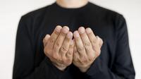 Ilustrasi memanjatkan doa. (Photo Copyright by Freepik)