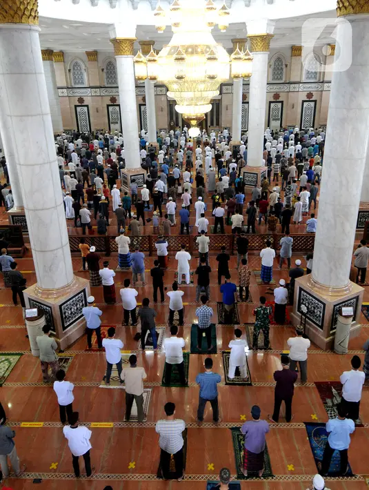 Umat muslim melaksanakan sholat Jumat pada minggu pertama bulan Ramadhan di Masjid Kubah Emas, Depok, Jawa Barat, Jumat (16/4/2021). Pelaksanaan sholat Jumat masih dilakukan secara terbatas dengan menerapkan protokol kesehatan untuk mencegah penyebaran COVID-19. (merdeka.com/Arie Basuki)