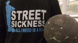 Seorang freestyler memegang bola pada acara  Indonesian Freestyle Football Championship 2015 di Mall Pluit Village, Jakarta, Sabtu (14/11/2015). (Bola.com/Vitalis Yogi Trisna)