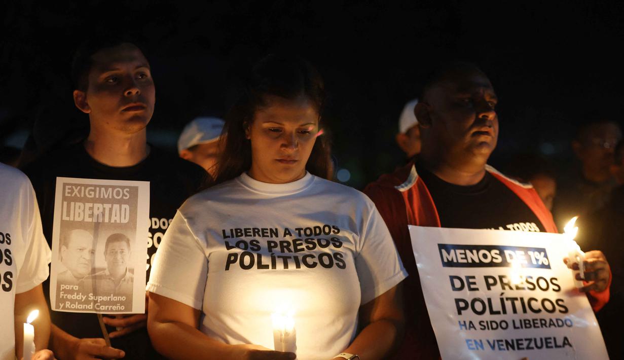 Dia berkata sejumlah besar tahanan akan dibebaskan sebagai isyarat perdamaian yang diklaim Amerika Serikat sebagai jasanya. Tampak dalam foto, kerabat tahanan politik berdoa selama aksi menyalakan lilin di luar penjara El Rodeo I di Guatire, Negara Bagian Miranda, sekitar 30 kilometer sebelah timur Caracas, Venezuela, pada 12 Januari 2026. (Pedro MATTEY/AFP)