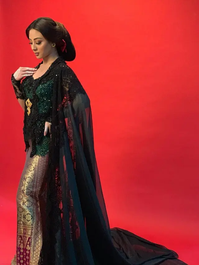 Pakai Kebaya dan Adat Lampung, Ini 6 Pesona Margin Wieheerm Calon Istri Ali Syakieb