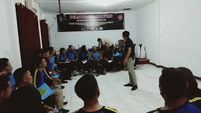 Dipandu Tagana Training Centre Bogor, para relawan Tagana Garut dengan seksama melakukan pelatihan penanggulangan bencana