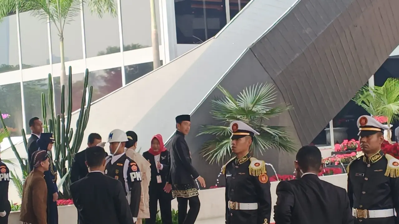 Presiden Joko Widodo (Jokowi) memakai pakaian adat Betawi berwarna hitam dibalut kain warna coklat dan peci hitam saat hadir dalam sidang tahunan MPR