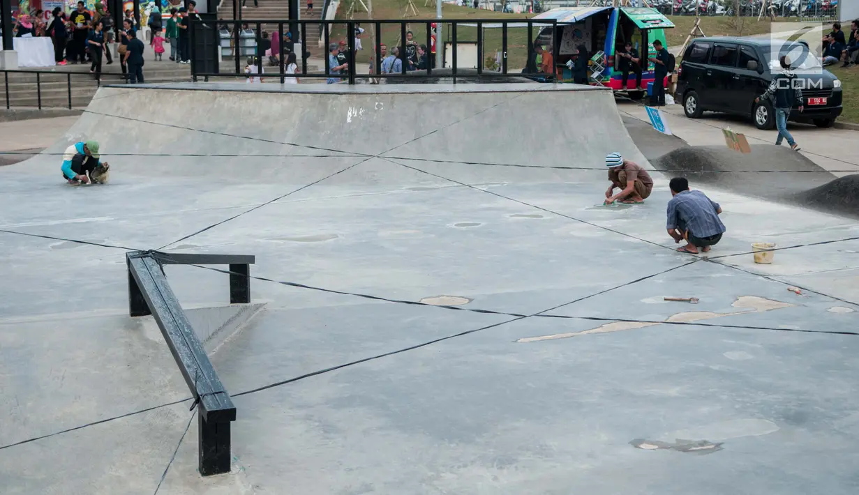 Perawatan tersebut dilakukan untuk memberikan kenyamanan warga untuk bermain skateboard, Kalijodo, Jakarta, Jumat (2/6). (Liputan6.com/Gempur M Surya)