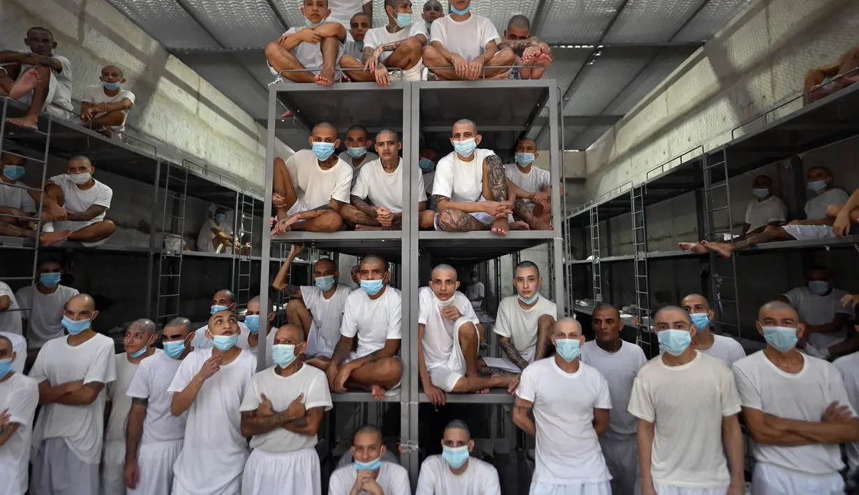 Para narapidana tetap berada di dalam sel di penjara besar Pusat Penahanan Kontra-Terorisme (CECOT), tempat ratusan anggota geng MS-13 dan 18 Street ditahan, selama kunjungan kemanusiaan yang diselenggarakan oleh komisaris kepresidenan untuk hak asasi manusia dan kebebasan berekspresi, Andrés Guzman Caballero dari Kolombia, di Tecoluca, 74 km tenggara San Salvador, pada 21 Agustus 2023. (Marvin RECINOS / AFP)