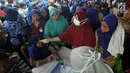 Suasana pengobatan massal di Ciampea, Bogor, Jawa Barat, Senin (26/3). Acara ini dihadri oleh Ketua Umum Partai Demokrat Susilo Bambang Yudhoyono atau SBY. (Merdeka.com/Arie Basuki)