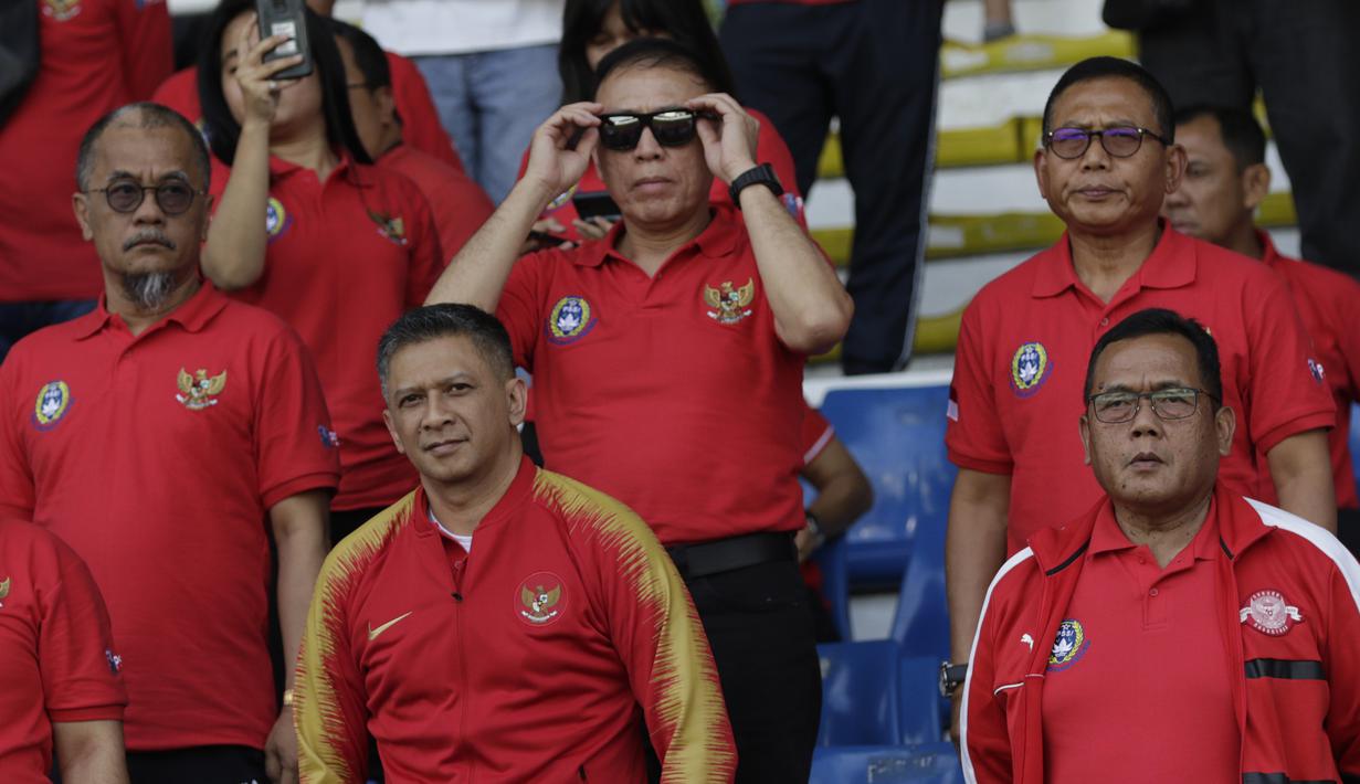 Wakil Ketua Umum PSSI, Iwan Budianto, memberikan dukungan untuk Timnas Indonesia U-22 saat melawan Thailand pada SEA Games 2019 di Stadion Rizal Memorial, Manila, Selasa (26/11). Indonesia menang 2-0 atas Thailand. (Bola.com/M Iqbal Ichsan)