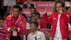 Presiden Joko Widodo mengacungkan dua jempol memberi semangat atlet wushu, Lindswell Kwok di Asian Games 2018, Jakarta, Senin (20/8). Jokowi tampil menggenakan jaket merah saat menyaksikan langsung penampilan Lindswell. (Bola.com/Vitalis Yogi Trisna)