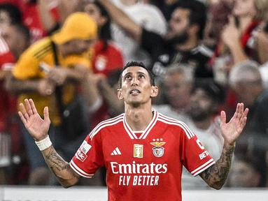 Pemain Benfica, Angel Di Maria melakukan selebrasi setelah mencetak gol ke gawang Porto pada laga lanjutan Liga Portugal 2023/2024 di Luz stadium, Lisbon, Portugal, Minggu (30/09/2023). Satu-satunya gol pada laga tersebut dicetak oleh Di Maria. (AFP/Patricia De Melo Moreira)