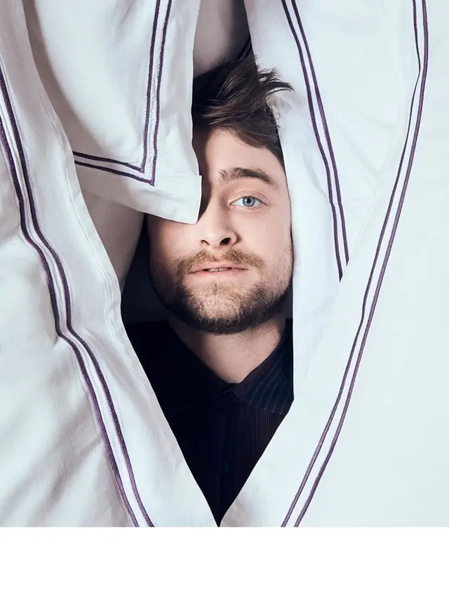 Daniel Radcliffe 'Harry Potter' Dikabarkan Positif Corona, Ini 6 Potret Terbarunya