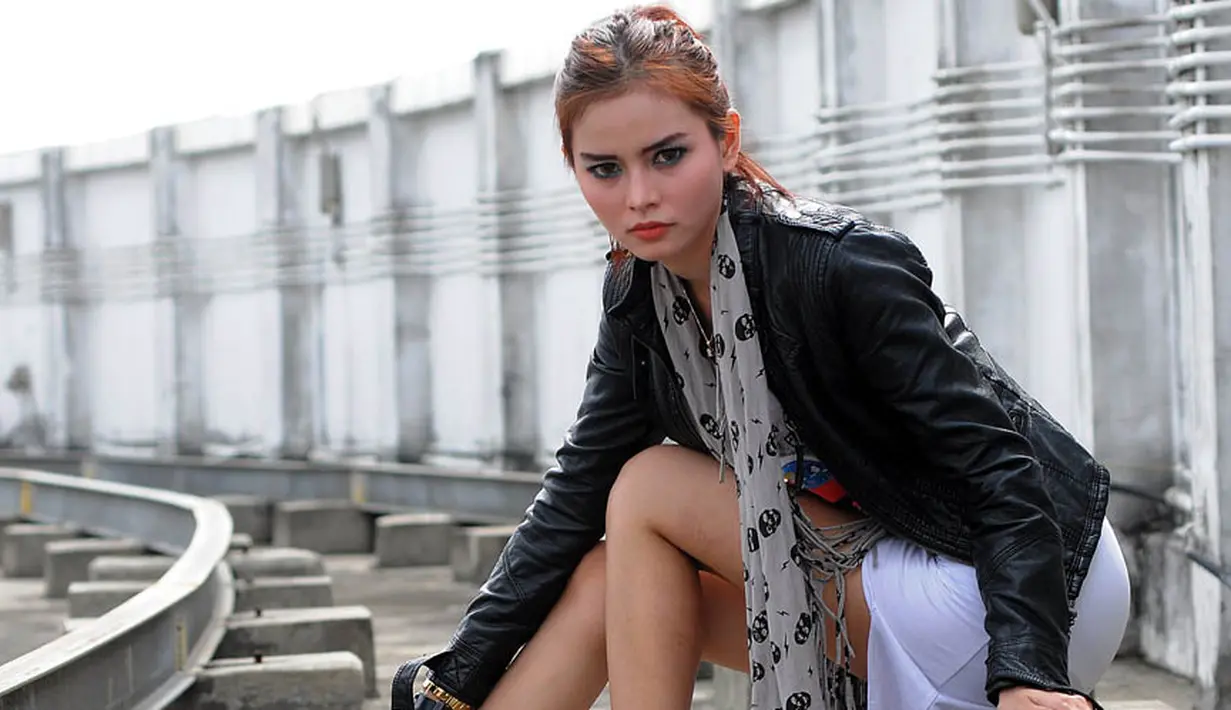 Wanita yang pernah membuat heboh dengan pengakuannya yang dihamili pebasket Denny Sumargo, kembali berpose menggoda, Jakarta, (23/7/14) (Liputan6.com/ Faisal R Syam)