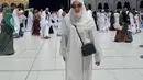 Berfoto depan Khabah di siang hari, Ririn Ekawati padukan kaftan lace dengan hijab putih. Lengkapi tampilan, ia kenakan sling bag hitam dari Loro Piana dan mules sandal gold [@ririnekawati]