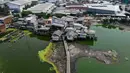Foto udara suasana Kampung Apung di Kapuk, Jakarta, Kamis (2/11/2023). Kemarau panjang mengakibatkan air di Kampung Apung surut dan sejumlah makam terlihat kembali. (Liputan6.com/Herman Zakharia)
