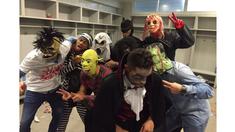 Para pemain Barcelona menggunakan kostum unik yang merupakan bagian dari pesta Halloween bertema Barcaween pada Sabtu (31/10/2015). (FCBARCELONA.COM)