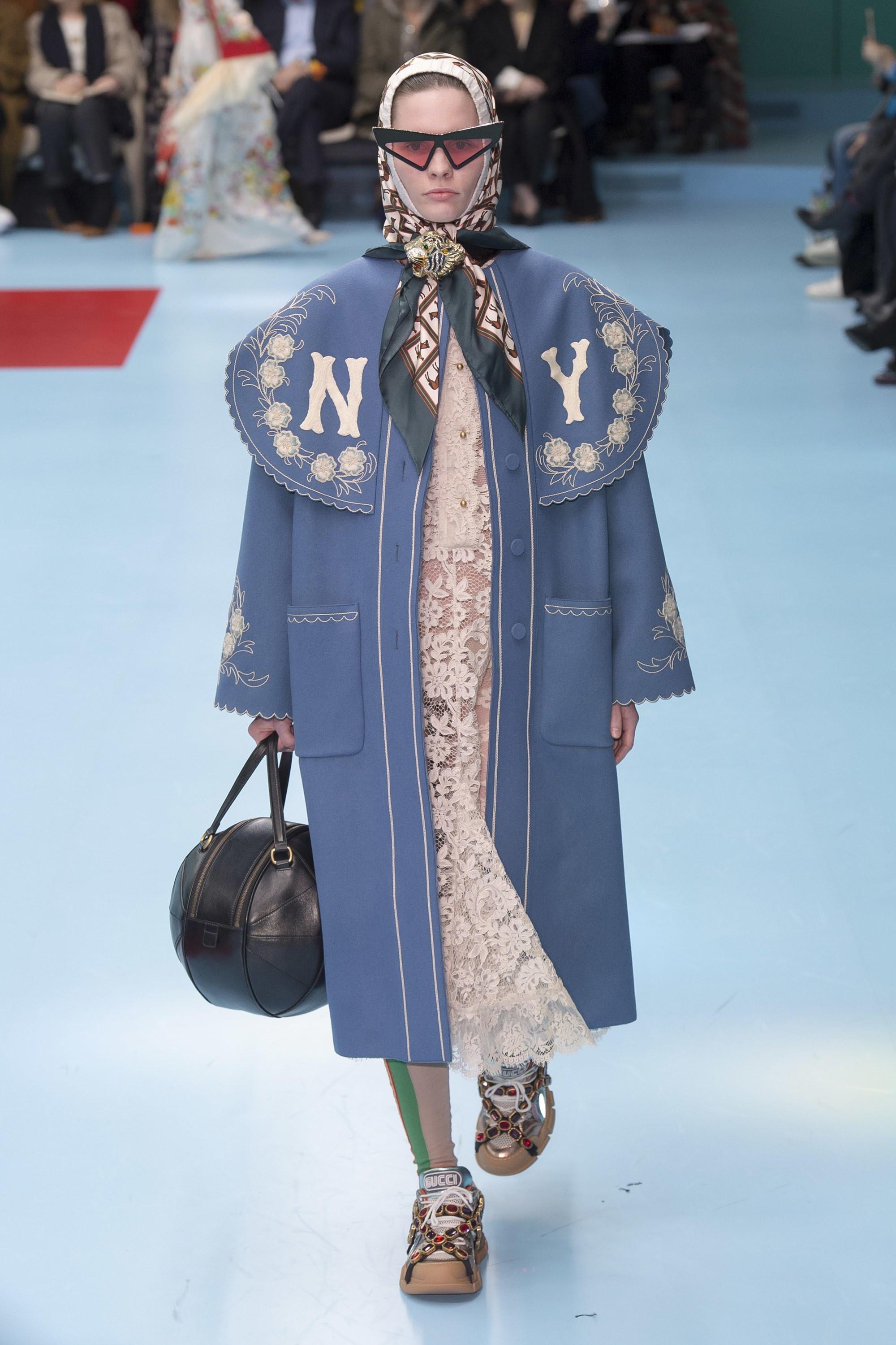 Gucci Fall 2022 Model Membawa Kepalanya Sendiri Bunglon 