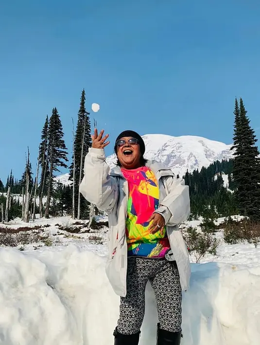 <p>Gaya OOTD Suti Karno tampak nyentrik dengan kaus merah bermotif yang dipadukan dengan celana macan. Dibalut jaket tebal dan boot, dirinya tampak senang saat berada di Mount Rainier 2020 lalu. (Liputan6.com/IG/@sutykarno)</p>