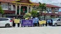 Mahasiswa dari Universitas Riau menggelar aksi solidaritas di Pengadilan Negeri Pekanbaru meminta hakim menghukum berat dekan terdakwa pelecehan mahasiswi. (Liputan6.com/M Syukur)
