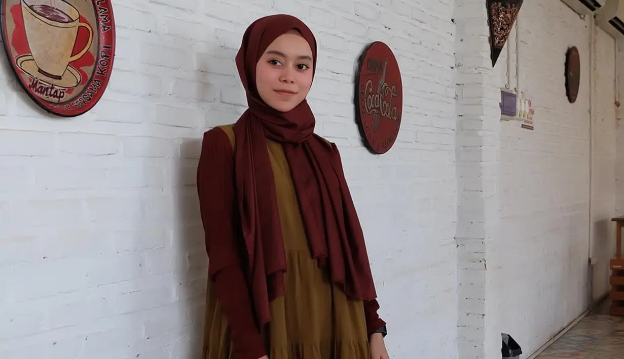Tak hanya menggunakan hijab segi empat saja. Lesty juga cukup sering menggunakan pasmina untuk berhijab. Tentu saja model yang digunakan oleh Lesty bisa dikenakan sehari-hari. (Liputan6.com/IG/@lestykejora)
