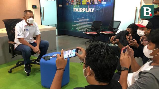 Direktur Operasional PT LIB, Sudjarno, dalam sesi konfrensi pers di kantornya pada Kamis (17/6/2021) untuk membahas perkembangan terbaru LIga 1 2021. (Bola.com/Ario Yosia)