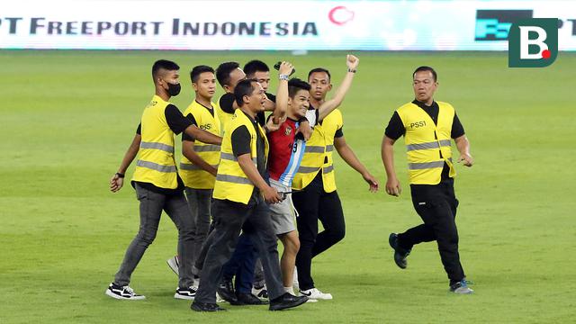 Foto: Cuma Mau Lakukan Ini, Fan Berat Garnacho Nekat Menerobos Masuk ke Lapangan