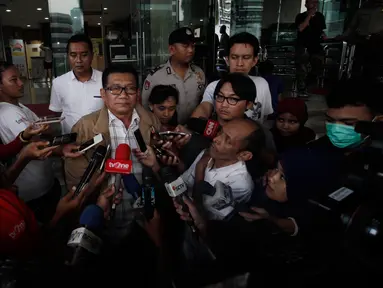 Mantan Ketua Komisi II DPR, Agun Gunandjar usai menjalani pemeriksaan sebagai saksi untuk kasus korupsi proyek elektronik kartu tanda penduduk (e-KTP), Jakarta, Rabu (19/10). (Liputan6.com/Helmi Afandi) 