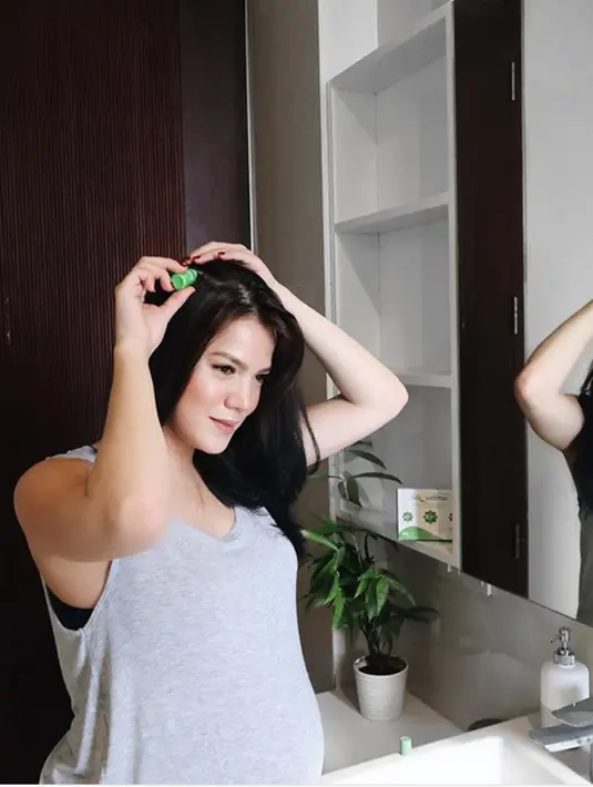 "Alhamdulillah🙏🏻 Telah lahir putri pertama kami, hari Selasa tanggal 24 Januari 2017 pukul 7.45 WIB di @siloamhospitals Semanggi. Terimakasih untuk doa dan dukungan teman-teman disini yaaa.... 🙏😘," tulis Alice, Rabu (25/1/2017). (Instagram/alicenorin)