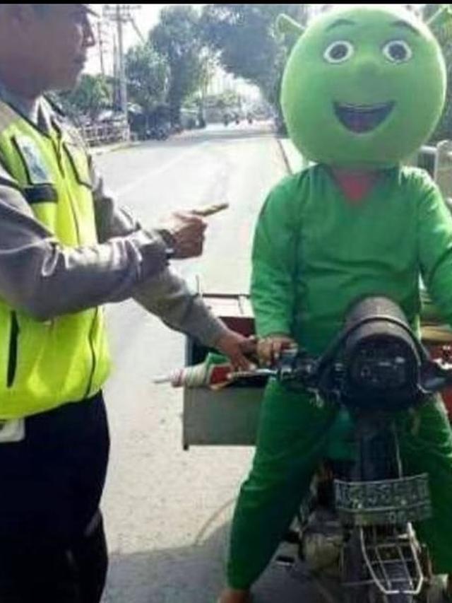 6 Potret Orang Pakai Kostum Nyeleneh Saat Jual Makanan