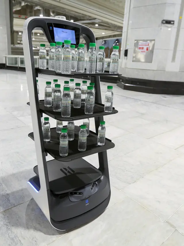 Arab Saudi Pakai Robot Bagikan Air Zamzam