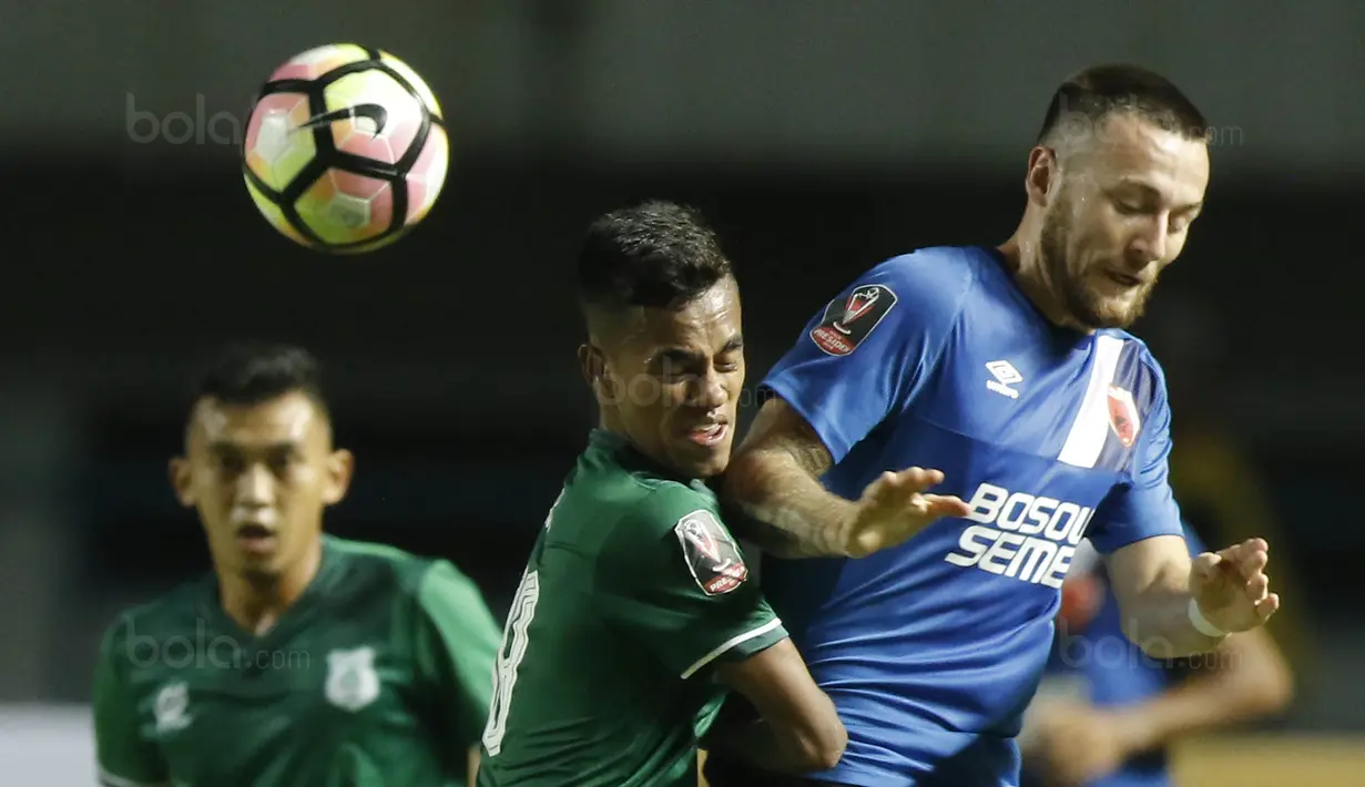 Gelandang PSMS Medan, M Alwi, duel udara dengan gelandang PSM Makassar, Marc Klok, pada laga Piala Presiden di Stadion GBLA, Bandung, Selasa (16/1/2018). PSMS Medan menang 2-1 atas PSM Makassar. (Bola.com/M Iqbal Ichsan)