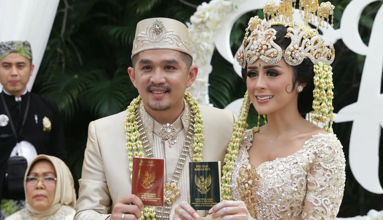 Prosesi akad nikah berawal dari pembacaan ayat suci Al Quran dan doa. Kemudian, suasana seketika menjadi haru saat Selvi memohon izin kepada kedua orang tua. Ia pun tak kuasa menahan air mata yang jatuh. (Adrian Putra/Bintang.com)