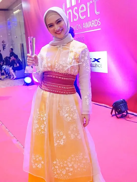 Melody mendapatkan penghargaan sebagai salah satu Fashionable Hijaber. Penampilannya terlihat cantik dengan busana paduan warna putih dan kuning. (Liputan6.com/IG/@melodylaksani92)
