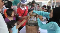 Sejumlah bocah meminta jamu saat peringatan Hari Konsumen Nasional di Lapangan Parkir Gedung Sarinah, Jakarta, Minggu (10/5/2015). (Liputan6.com/Herman Zakharia) 