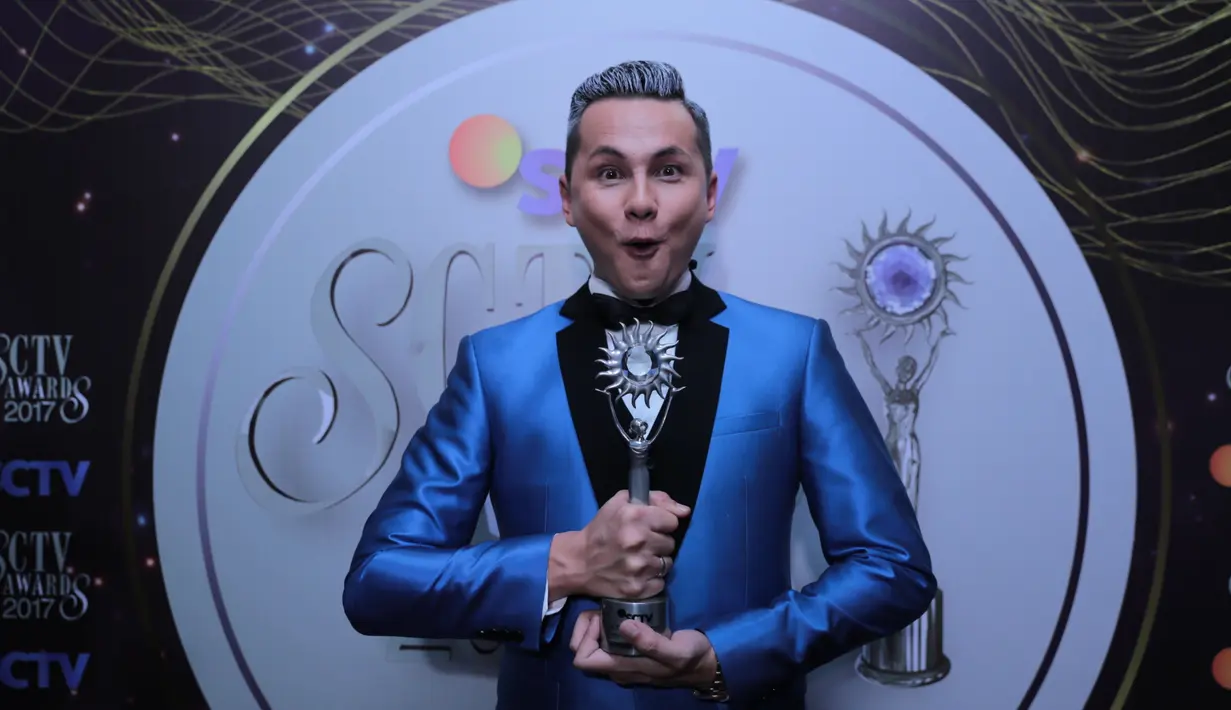Gelaran ajang penghargaan SCTV Awards baru saja di gelar pada Rabu (29/11/2017) malam. Salah satu yang berbahagia adalah Andhika Pratama. Ia baru saja menerima penghargaan. (Adrian Putra/Bintang.com)