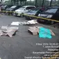 Empat orang ditemukan tewas di parkiran lobby apartemen kawasan Penjaringan, Jakarta Utara (Jakut), Sabtu (9/3/2024) sore. Empat orang tersebut diduga lompat dari lantai 22 apartemen. (Foto: Istimewa)
