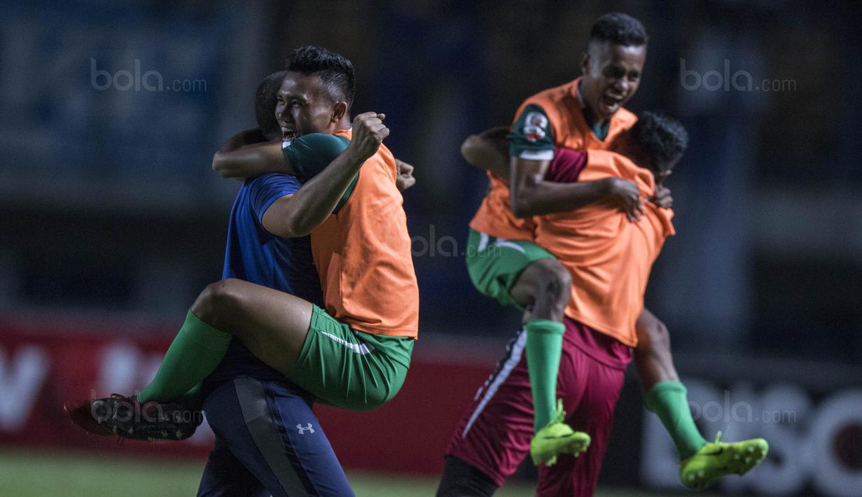 Para pemain PSMS merayakan gol yang dicetak Dimas Drajad ke gawang PSIS pada laga semifinal Liga 2 2017 di Stadion GBLA, Bandung, Sabtu (25/11/2017). PSMS menang 2-0 atas PSIS. (Bola.com/Vitalis Yogi Trisna)