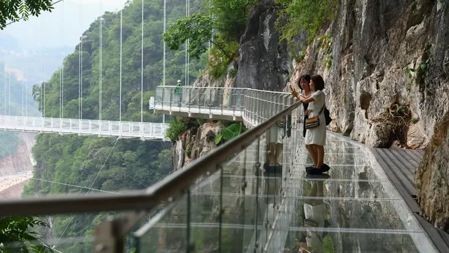 Jembatan Kaca Bach Long di Vietnam