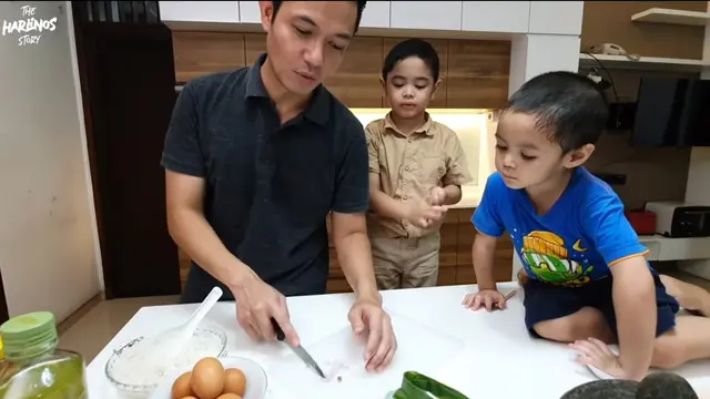 7 Momen Kebersamaan Keluarga Dude Harlino dan Alyssa Saat Masak 'Di Rumah Aja'