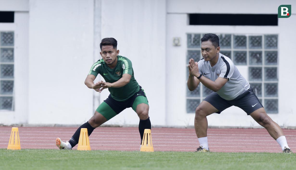 Pemain Timnas Indonesia, Andik Vermansah, melakukan pemanasan saat latihan di Stadion Wibawa Mukti, Jawa Barat, Sabtu (3/11). Latihan ini persiapan jelang Piala AFF 2018. (Bola.com/M Iqbal Ichsan)