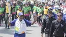 Legenda taekwondo Indonesia, Abdul Rojak, membawa obor Asian Games saat melintasi di Banjarmasin, Kalimantan Selatan, Senin (30/7/2018). Sebanyak 53 kota di Indonesia akan dilalui oleh obor Asian Games. (Bola.com/Reza Bachtiar)