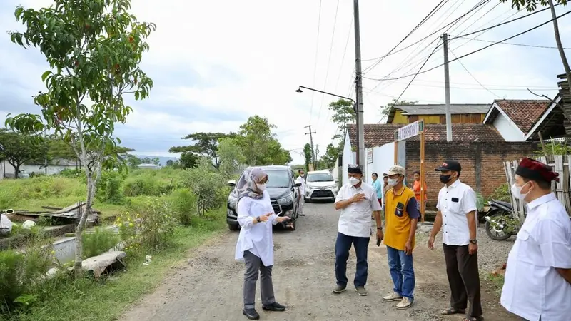 Bupati Banyuwangi Ipuk Fiestiandani  tinjau jalan rusak di wilayah Kelurahan Kertosari Banyuwangi. (Istimewa)