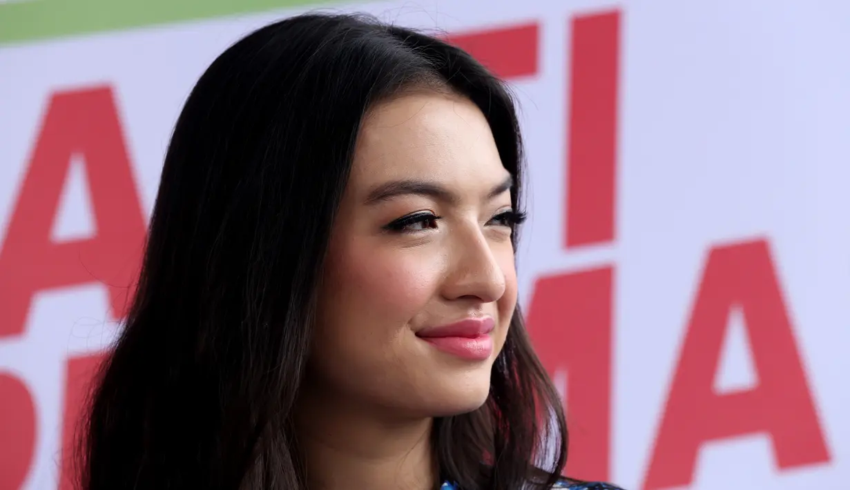 Diakui oleh Raline Shah jika memang dirinya mendapat tawaran kerja di malam tahun baru, namun sejak dulu ia tidak mau mengambil tawaran kerja di malam tahun baru dan lebih memilih untuk bersama keluarga saja. (Andy Masela/Bintang.com)