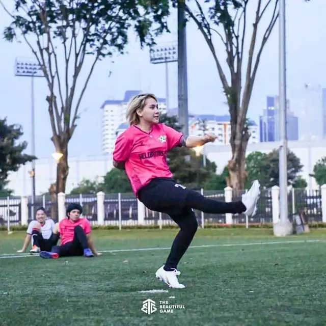 6 Potret Evelin Nada Anjani Main Sepak Bola, Tetap Semangat Meski Hujan