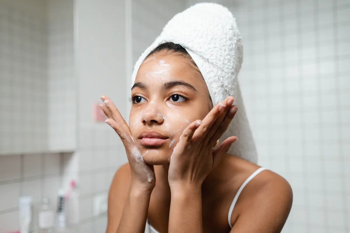 Mencuci Wajah dengan Facial Wash