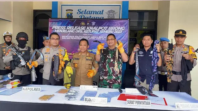 Bupati Lumajang Thoriqul Haq (tengah) bersama forkopimda menunjukan barang bukti sarung hasil rampasan dari pelaku perang sarung (Istimewa)