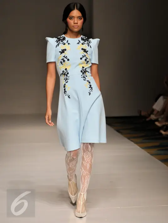 Model berjalan mengenakan karya Sebastian Gunawan saat peragaan busana IPMI Trend Show 2017, Jakarta, Kamis, (10/11). Dengan label Votum, Sebastian menceritakan gaya berbusana wanita sejak zaman dahulu hingga kini. (Liputan6.com/Yoppy Renato)